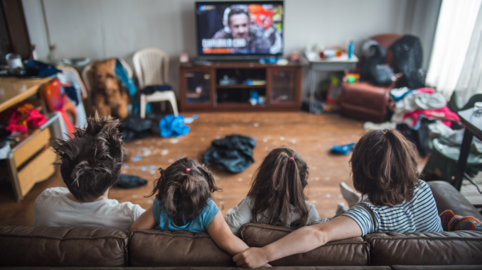 Familie sieht TV Familie sieht TV