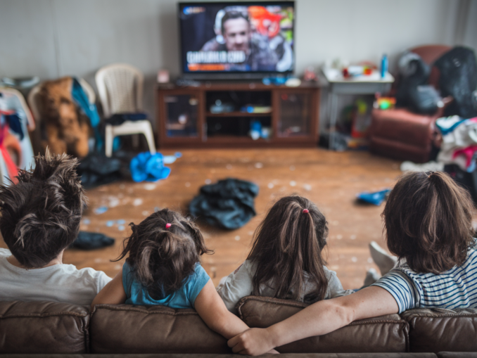 Familie sieht TV